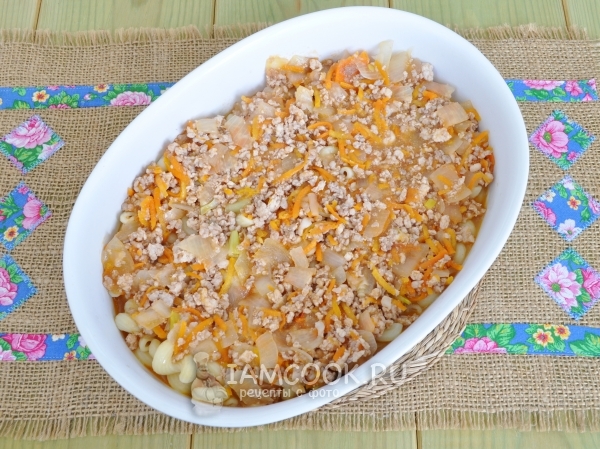Выложить макароны и мясную начинку
