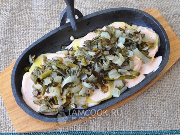 Выложить папоротник с луком