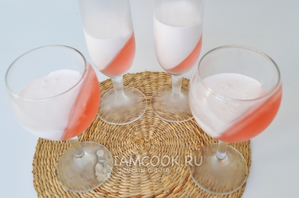 Положить в бокалы сливочное желе