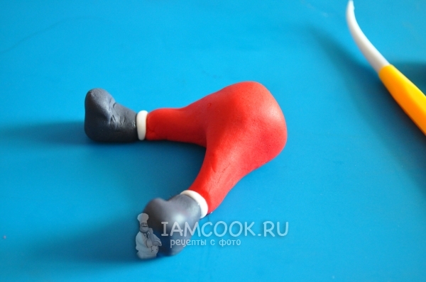 Слепить из мастики сапоги