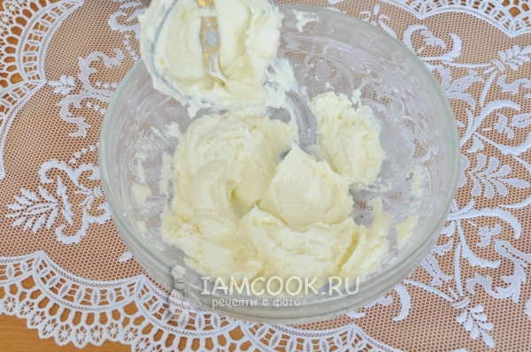 Протереть творог с сахаром