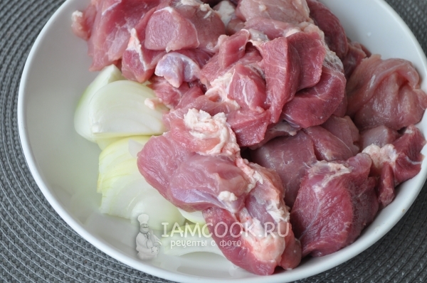 Порезать мясо и лук
