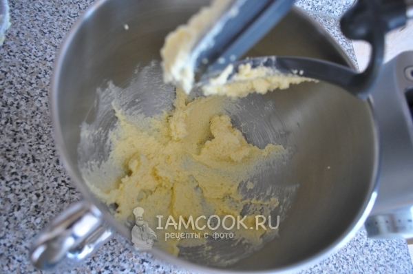 Взбить масло с сахаром