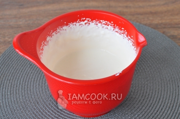 Взбить сметану с сиропом