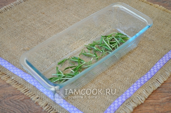 Положить в форму розмарин