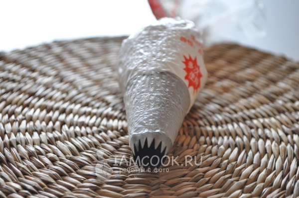 Наполнить кондитерский мешок сливками