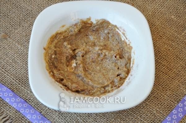 Смешать специи с чесноком и солью