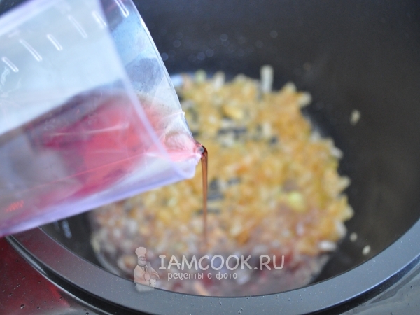 Влить крахмальную смесь к луку