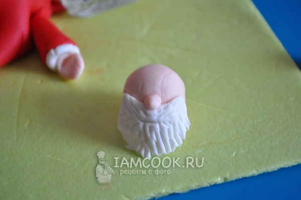 Приклеить бороду и нос к голове