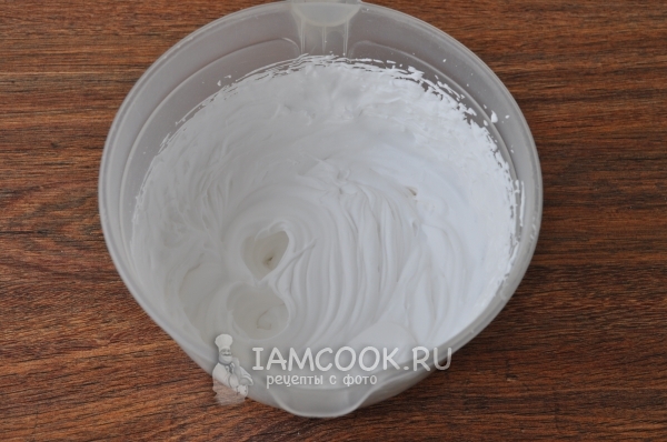 Взбить сливки с сахарной пудрой