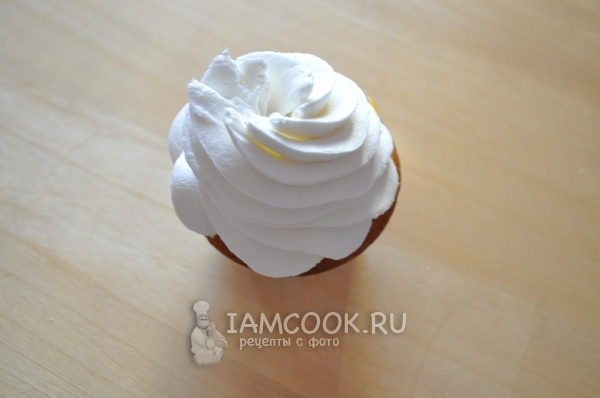Нанести крем на пирожное