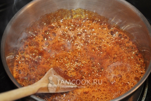 Добавить мед и кипятить смесь