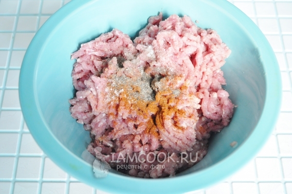 Всыпать в фарш специи