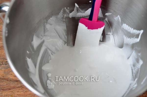 Размешать глазурь лопаткой