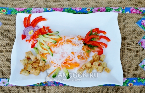 Фото хрустящего салата с дайконом и сухариками