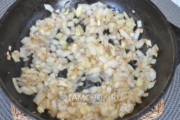 Обжарить лук