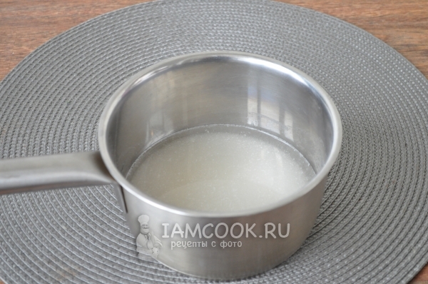 Всыпать сахар в воду