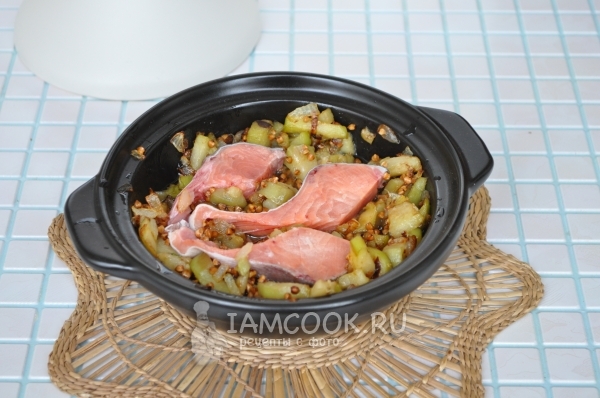 Добавить овощи и рыбу