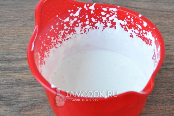 Взбить сметану с сахаром