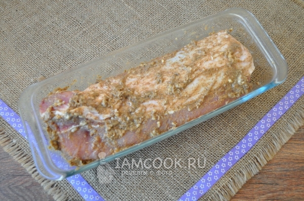 Положить на розмарин натертое специями мясо