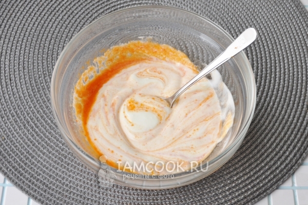 Смешать сметану с томатным соусом