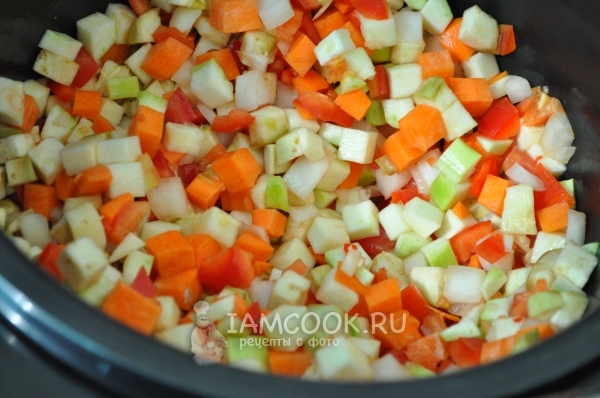 Положить овощи в мультиварку