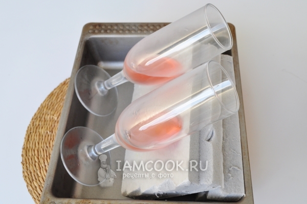 Поставить бокалы под наклоном