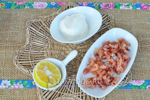 Подготовить соленую рыбу, лимон и сметану