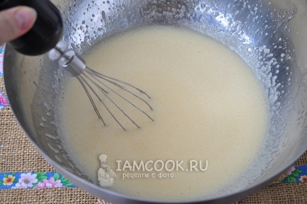 Всыпать соду и взбить массу