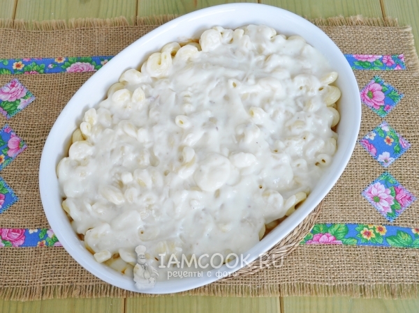 Полить соусом бешамель