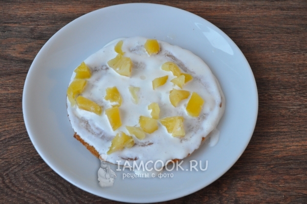 Положить на корж с кремом ананасы