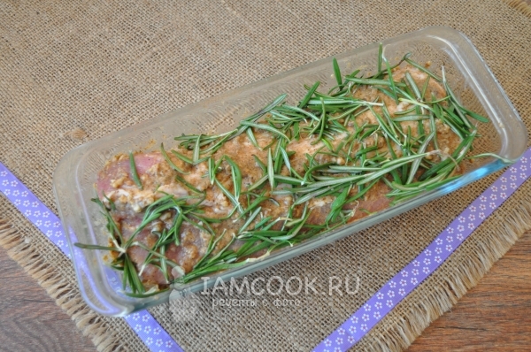 Положить на мясо розмарин