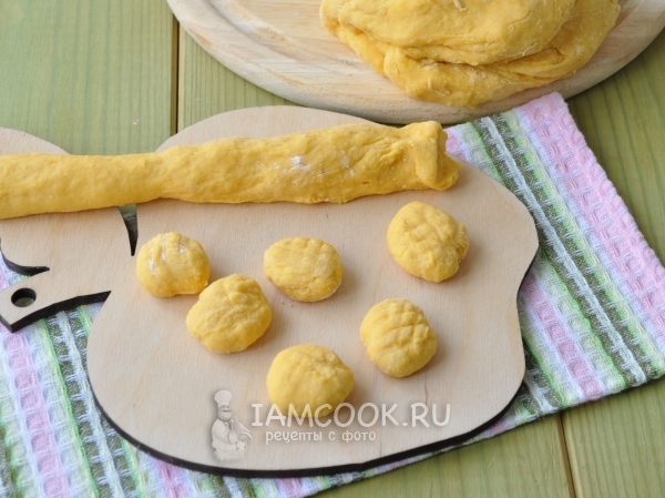 Сформировать из теста кружочки