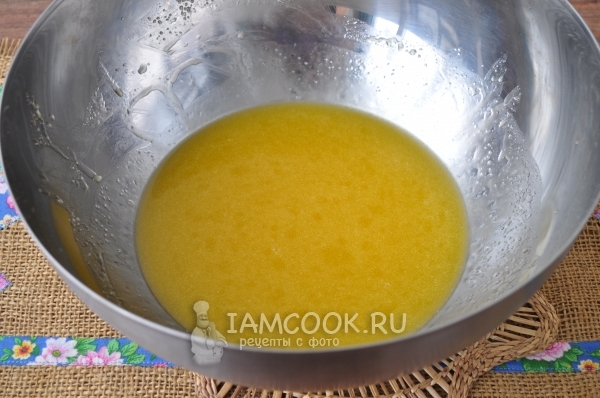 Нагреть мед с сахаром и маслом