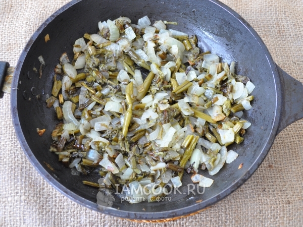 Обжарить папоротник с луком