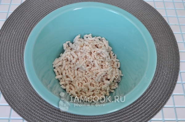 Перекрутить куриную грудку на мясорубке