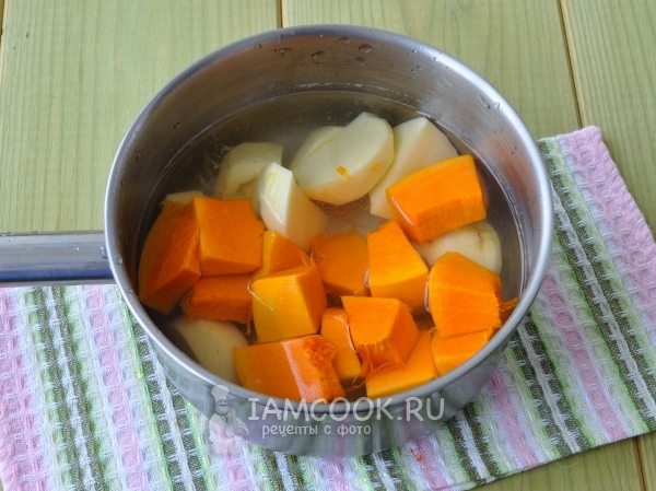 Положить в воду картофель и тыкву