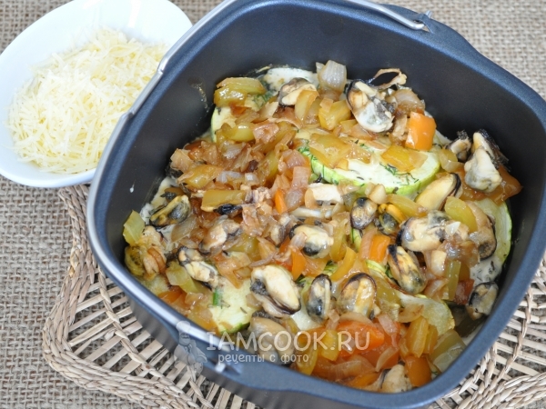 Добавить мидии с луком