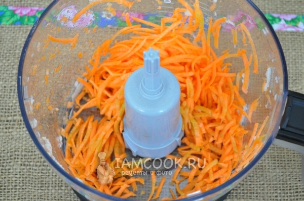 Натереть морковь