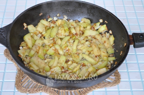 Обжарить лук с баклажанами
