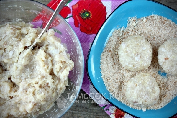 Обвалять рыбные котлеты в сухарях