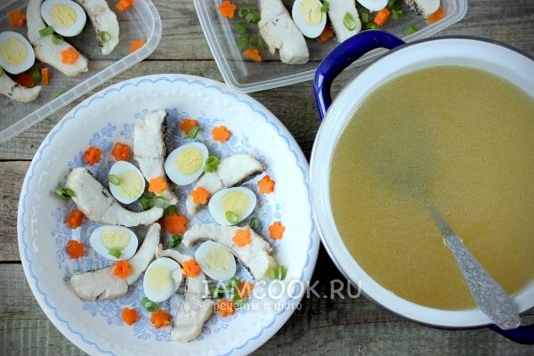 Выложить на блюдо рыбу и овощи