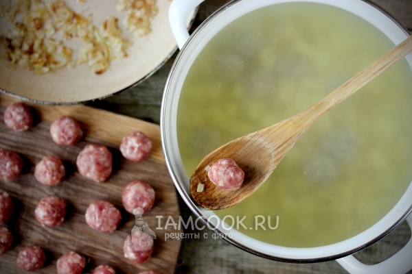Положить в суп фрикадельки
