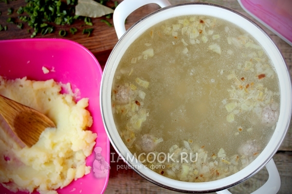 Положить в суп обжаренный лук и картофельное пюре