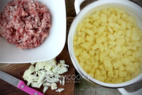Сделать фарш и порезать лук