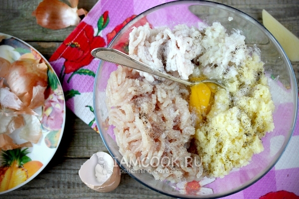 Соединить ингредиенты для фарша