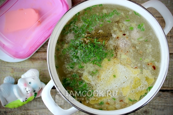 Добавить зелень и лавровый лист