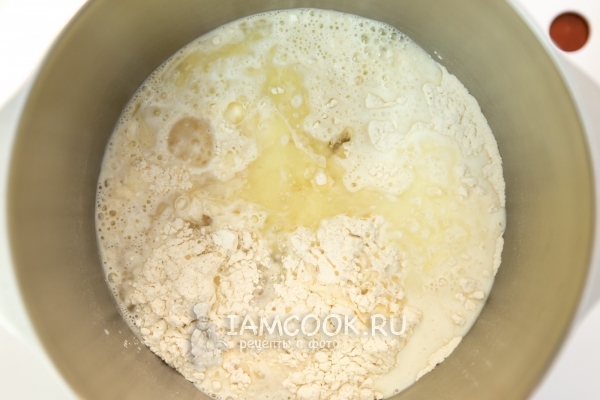 Добавить молоко, масло и яйца