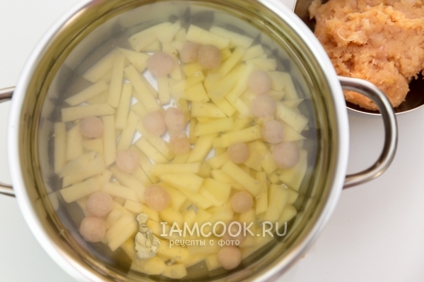Положить в кастрюлю с водой фрикадельки и картофель