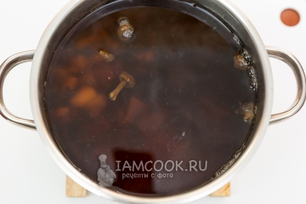 Положить в бульон грибы и картофель